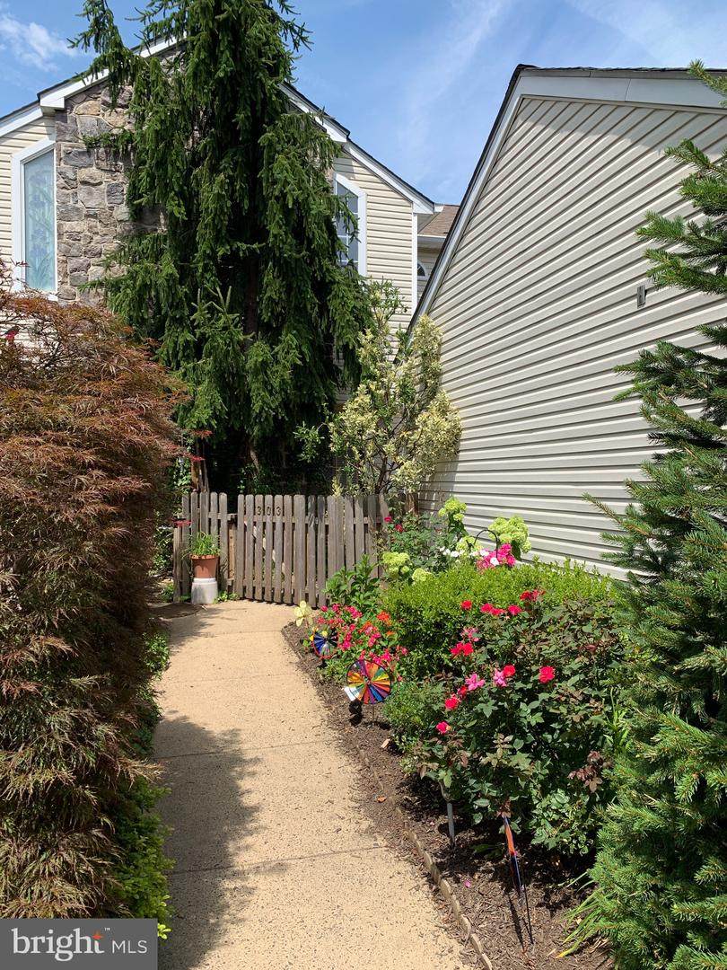 303 Potters Court - Photo 1