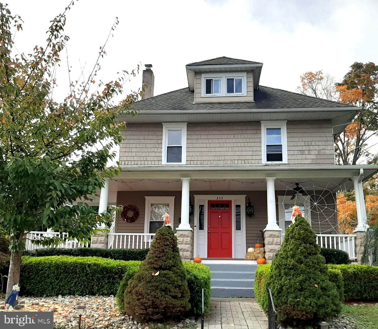 312 Barrington Avenue - Photo 1