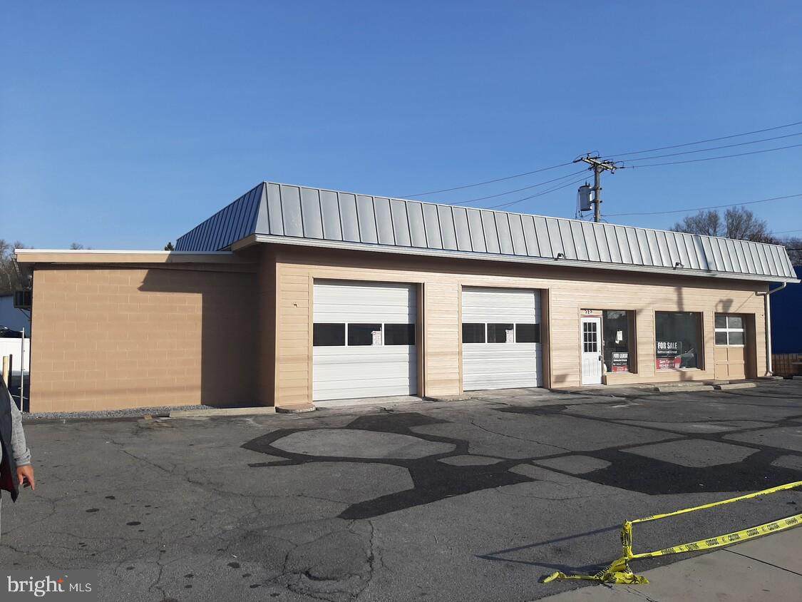 725 Potomac Avenue - Photo 1