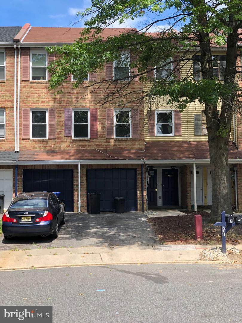 207 Chaucer Court - Photo 1