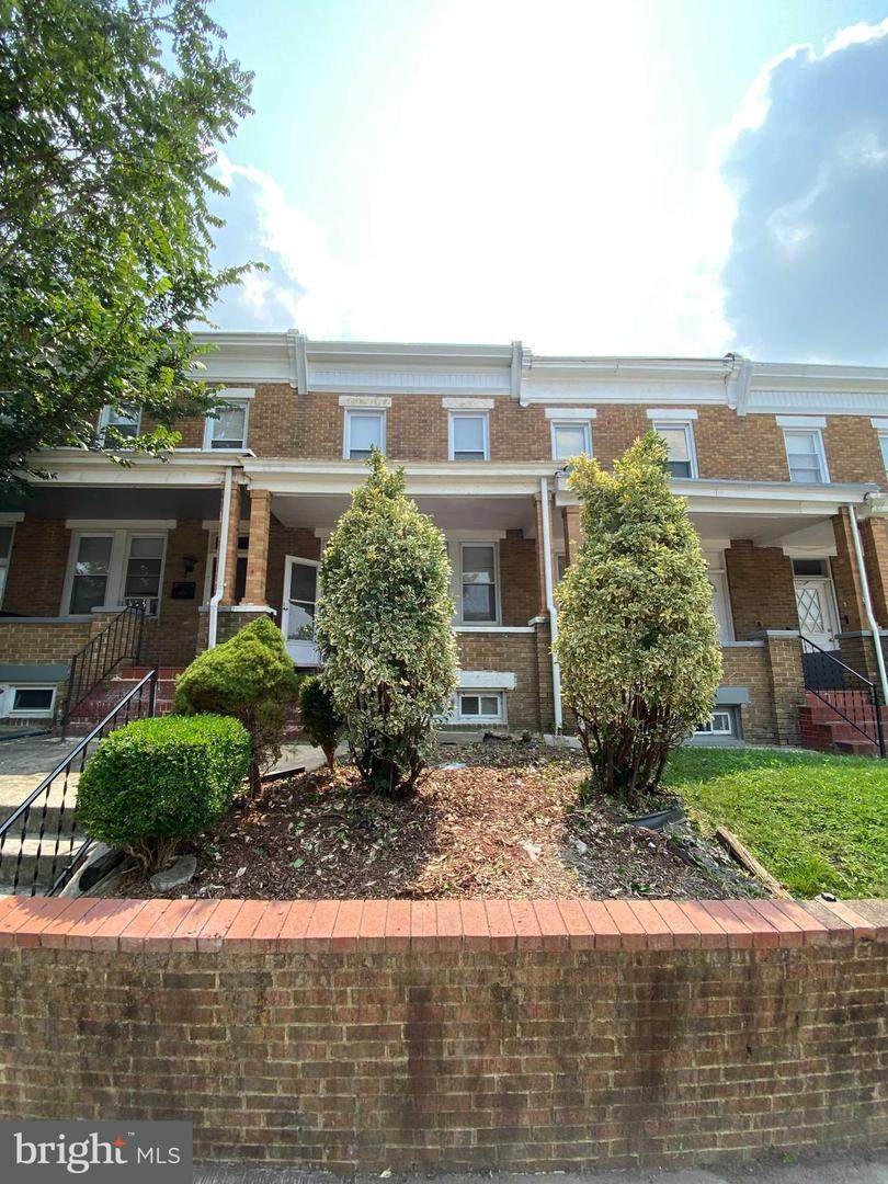 2865 Pelham Avenue - Photo 1