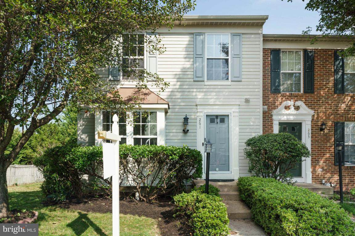 261 Shirley Square - Photo 1