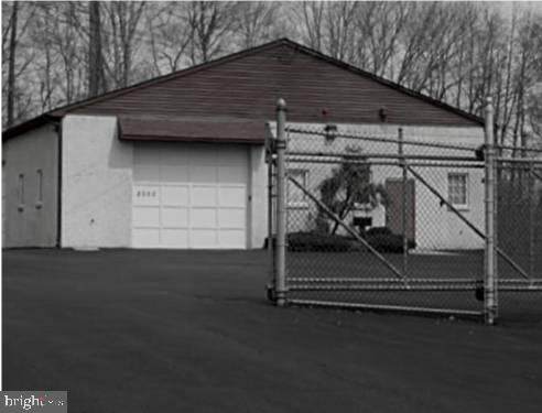 2550 W Maple Ave. - Photo 1
