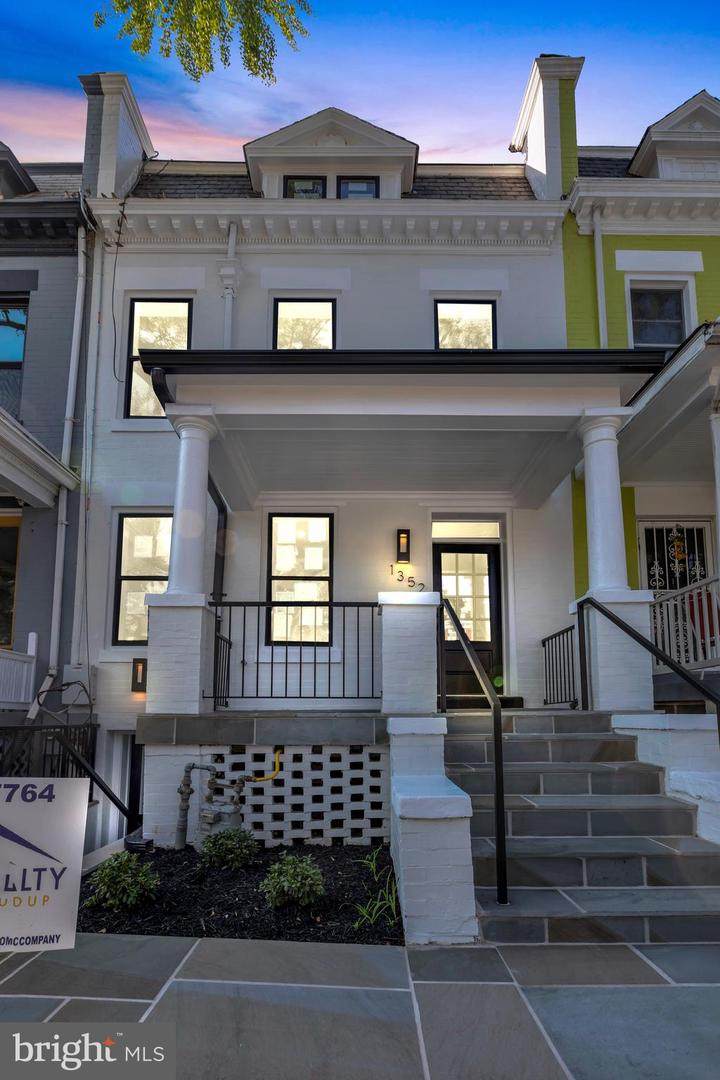 1352 Parkwood Place - Photo 1