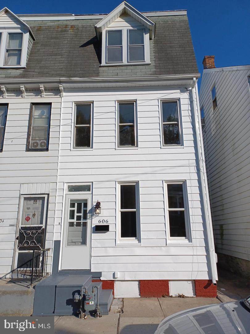 606 Salem Avenue - Photo 1