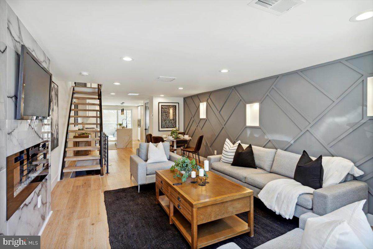 1406 Oxford Street - Photo 1