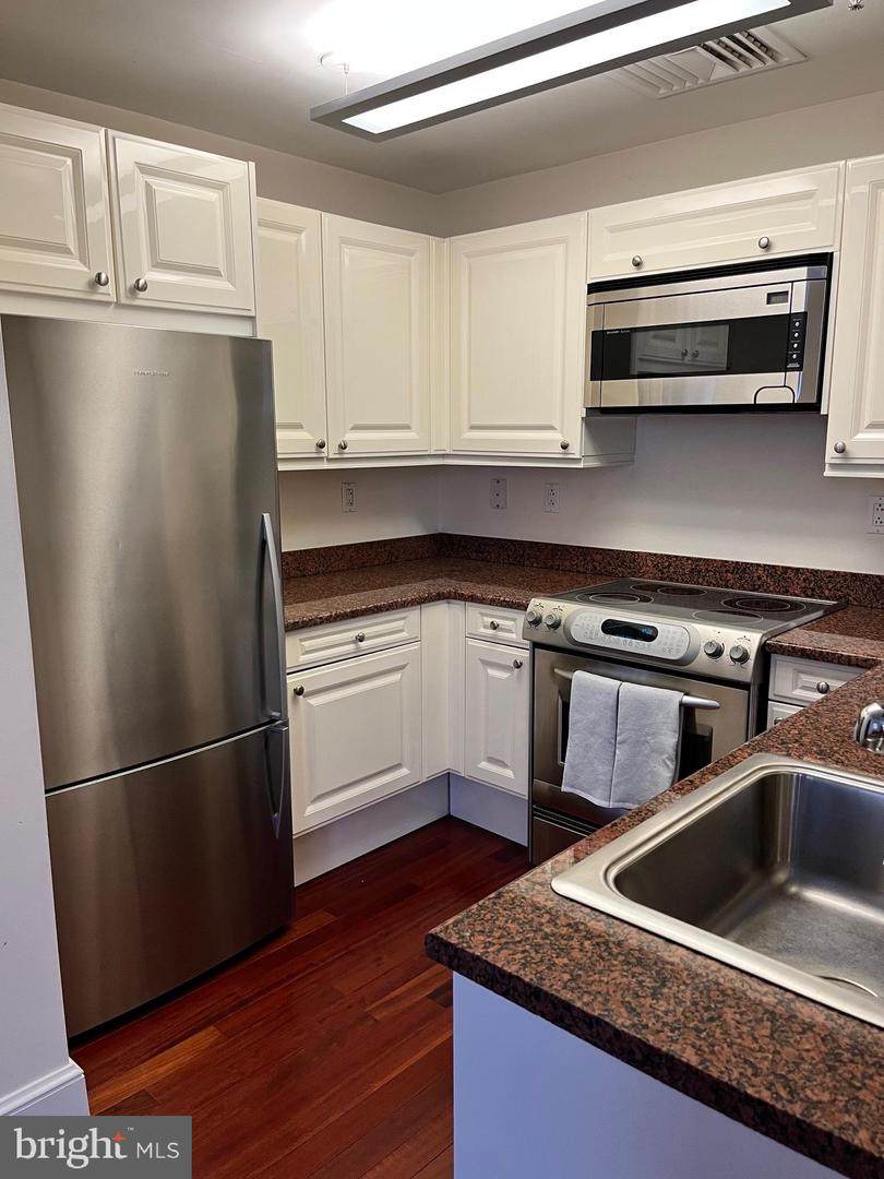 1500 Chestnut Street - Photo 1