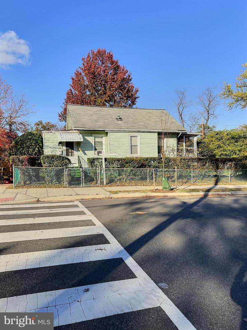 2040 31ST Place - Photo 1