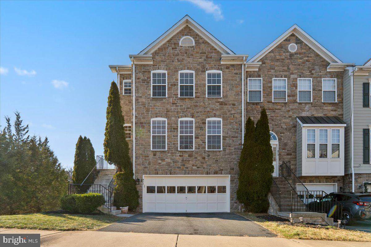 927 Buttonwood Terrace - Photo 1