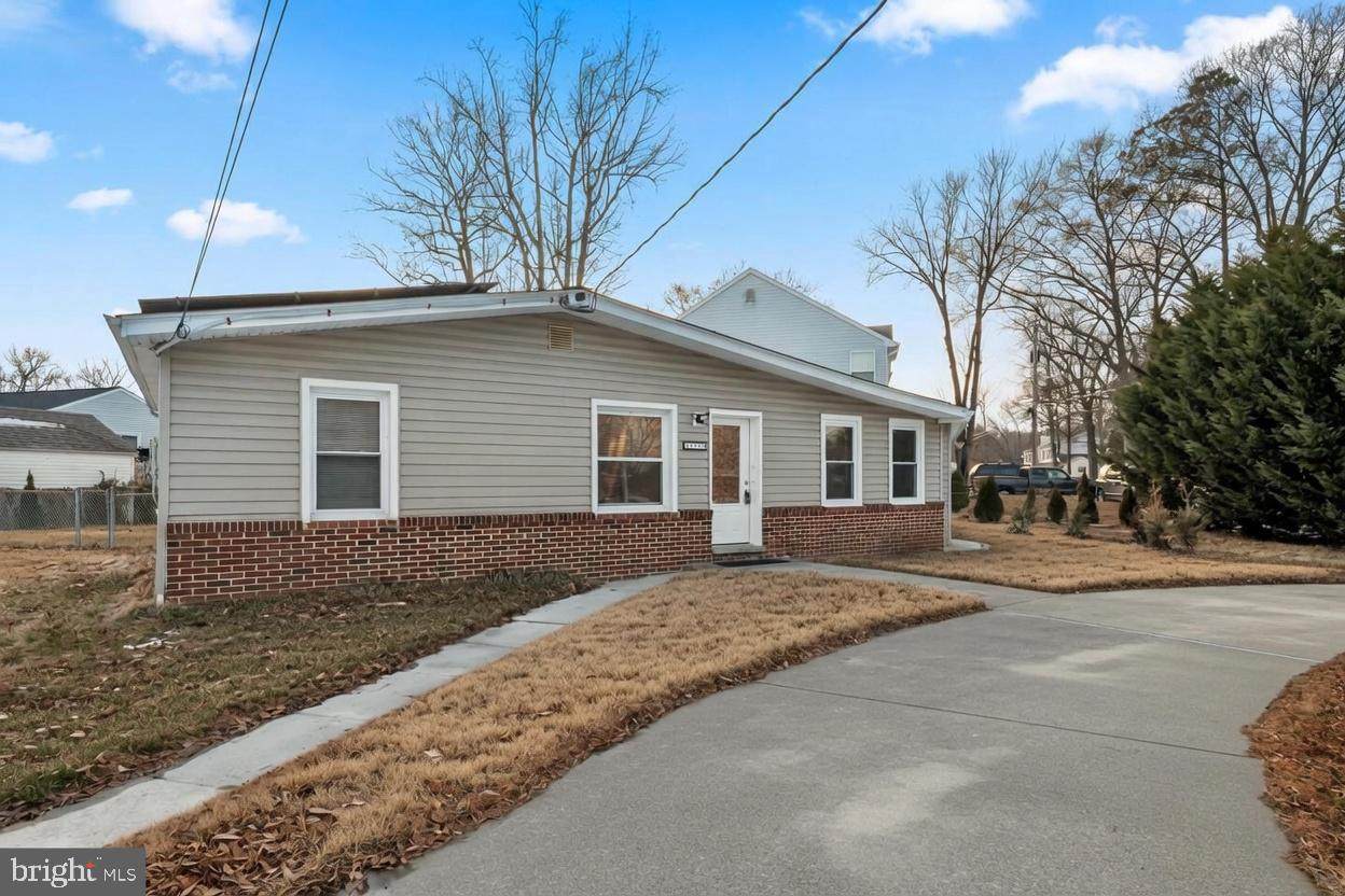 1199 Oak Avenue - Photo 1