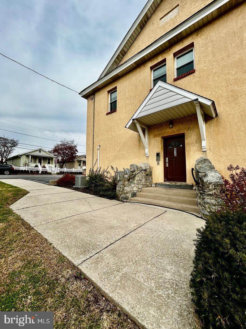 615 Summit Street - Photo 1