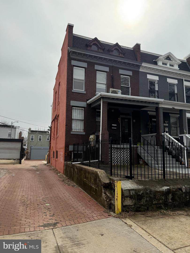 600 Keefer Place - Photo 1