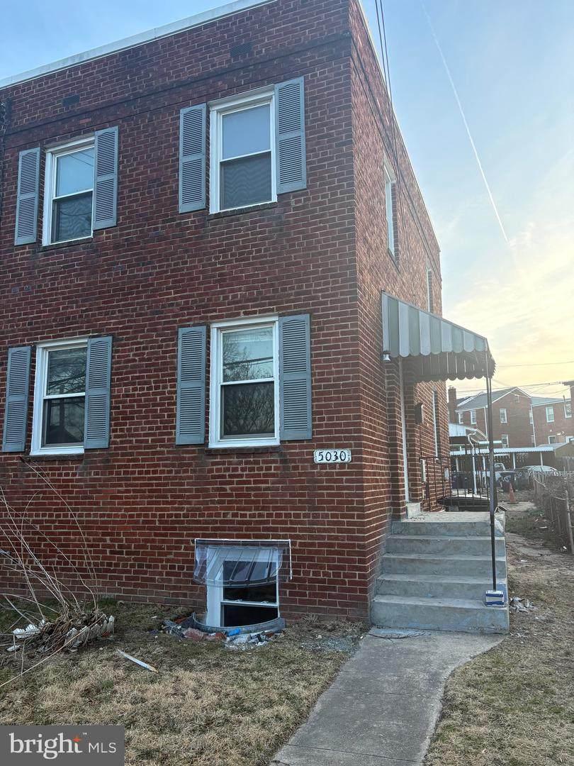 5030 South Dakota Avenue - Photo 1