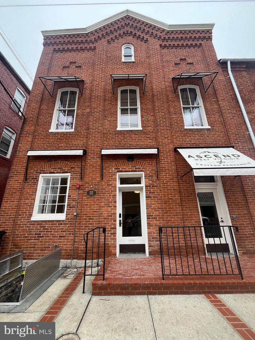 112 W Burke St - Photo 1