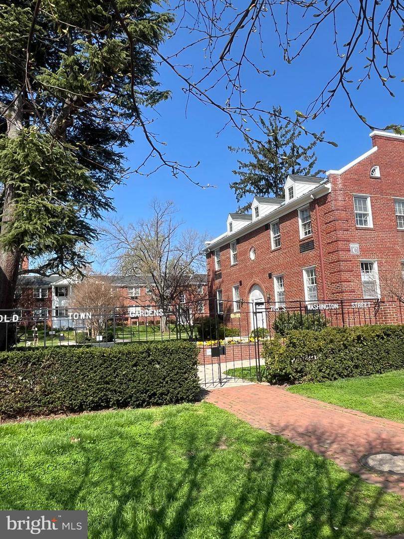 715 Washington Street - Photo 1