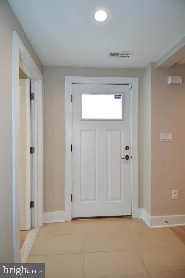 https://bt-photos.global.ssl.fastly.net/brightmls/1280_boomver_2_804808926196-2.jpg
