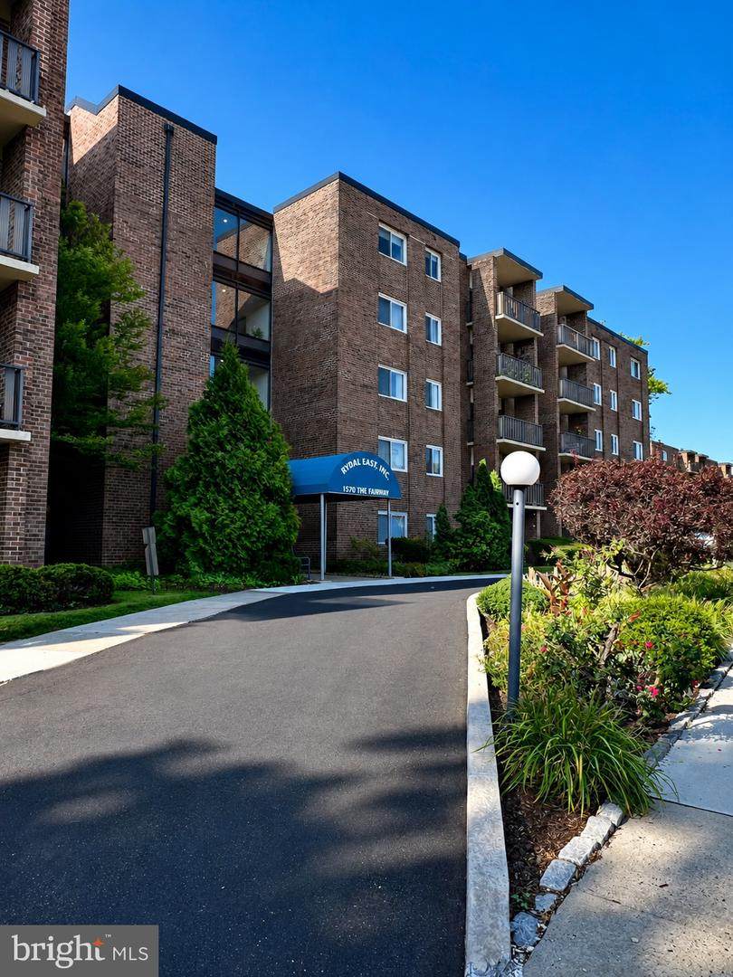 1570 The Fairway - Photo 1