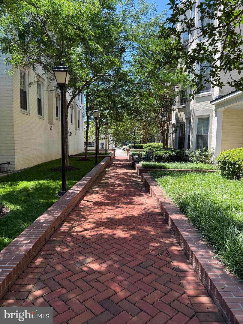 https://bt-photos.global.ssl.fastly.net/brightmls/orig_boomver_2_804909200924-2.jpg