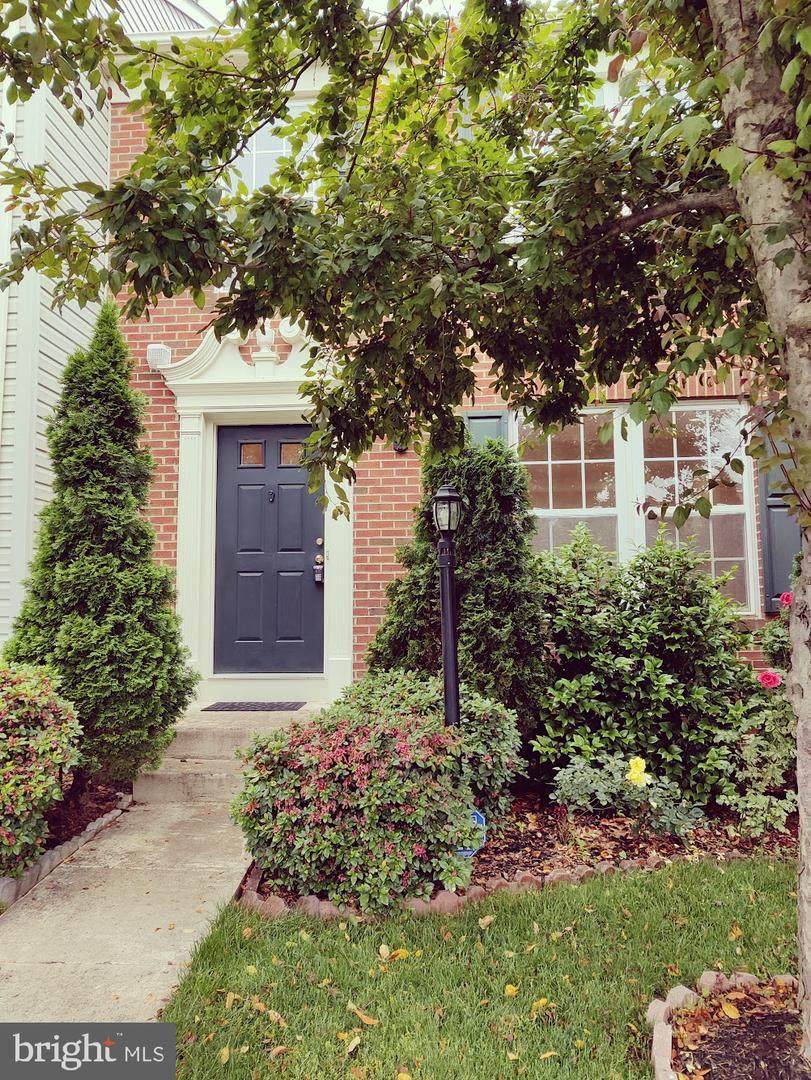 211 Shirley Square - Photo 1