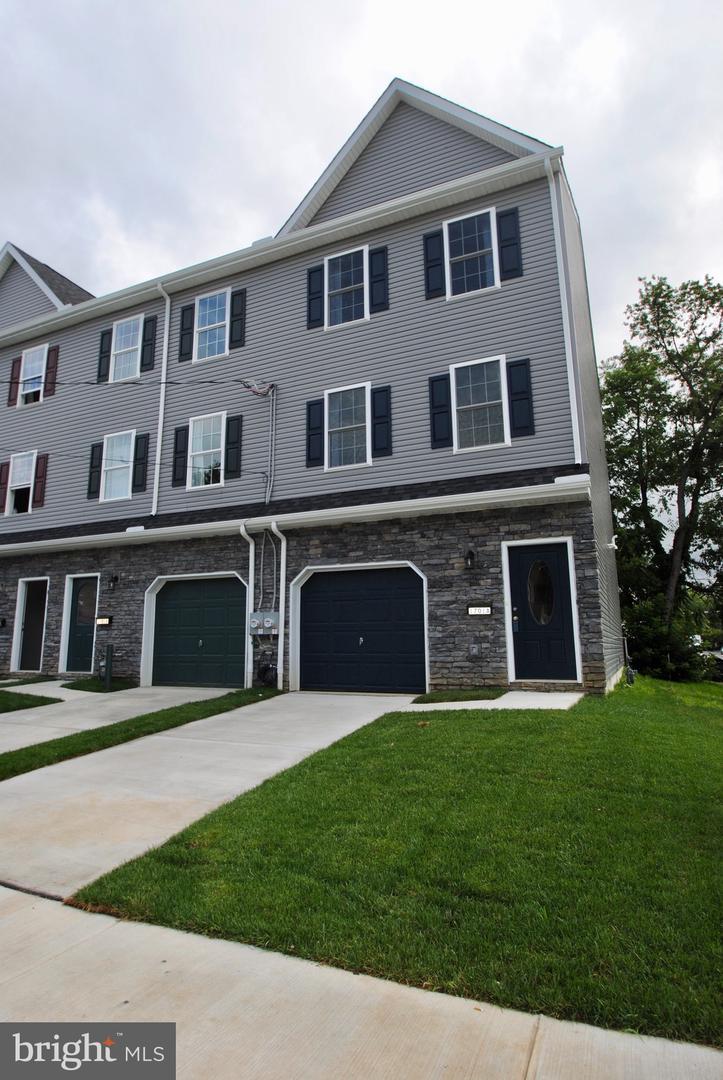 1703 Chestnut Street - Photo 1