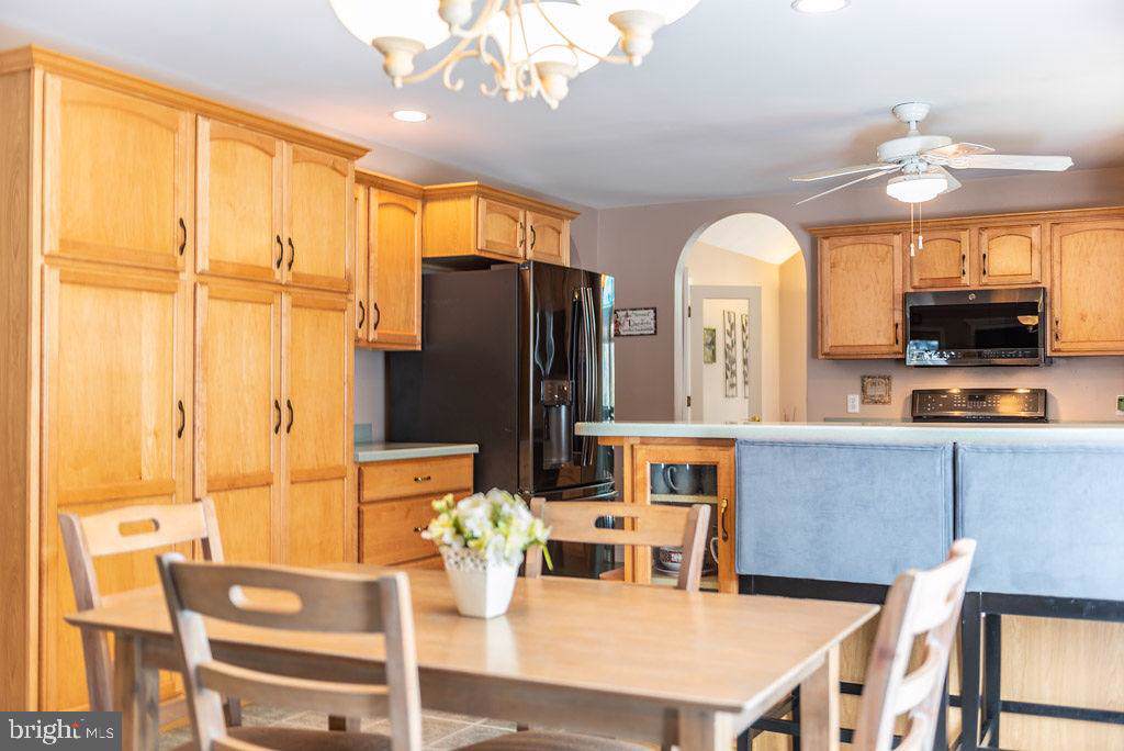 2 Commodore Court - Photo 1
