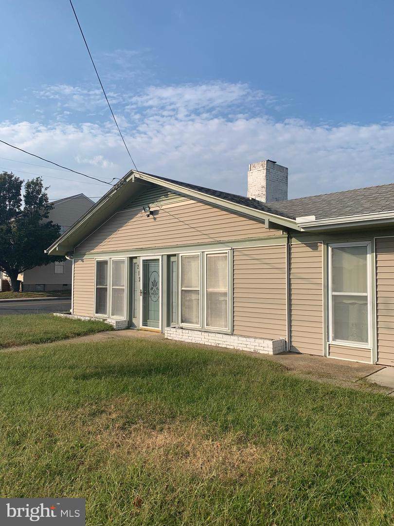 212 Sunset Drive - Photo 1