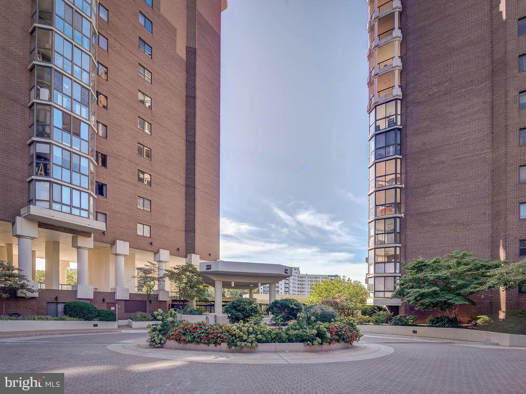 1600 Oak Street - Photo 1