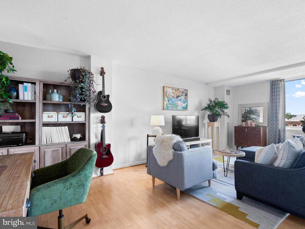 501 Slaters Lane - Photo 1