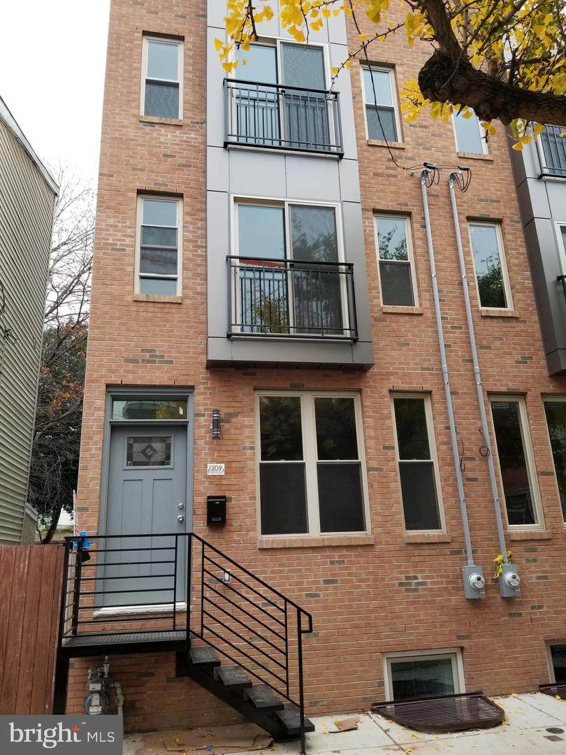 1209 East Oxford Street - Photo 1