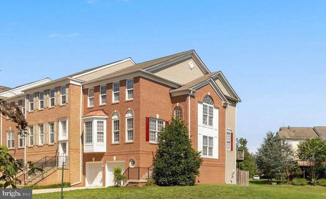 22746 Lamoreaux Landing Square - Photo 1