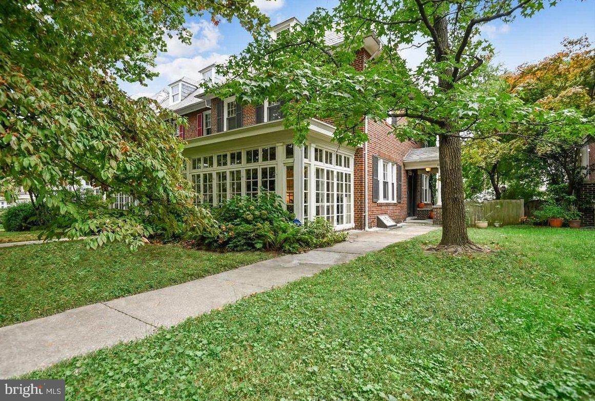 611 W 40Th - Photo 1