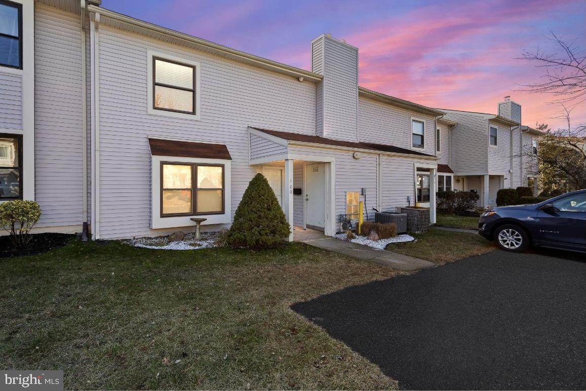 320 Hawthorne Street - Photo 1