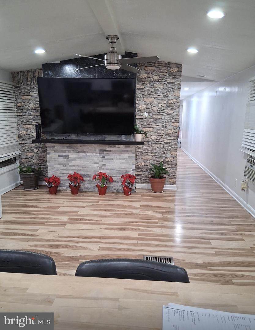 https://bt-photos.global.ssl.fastly.net/brightmls/orig_boomver_6_804558302646-2.jpg