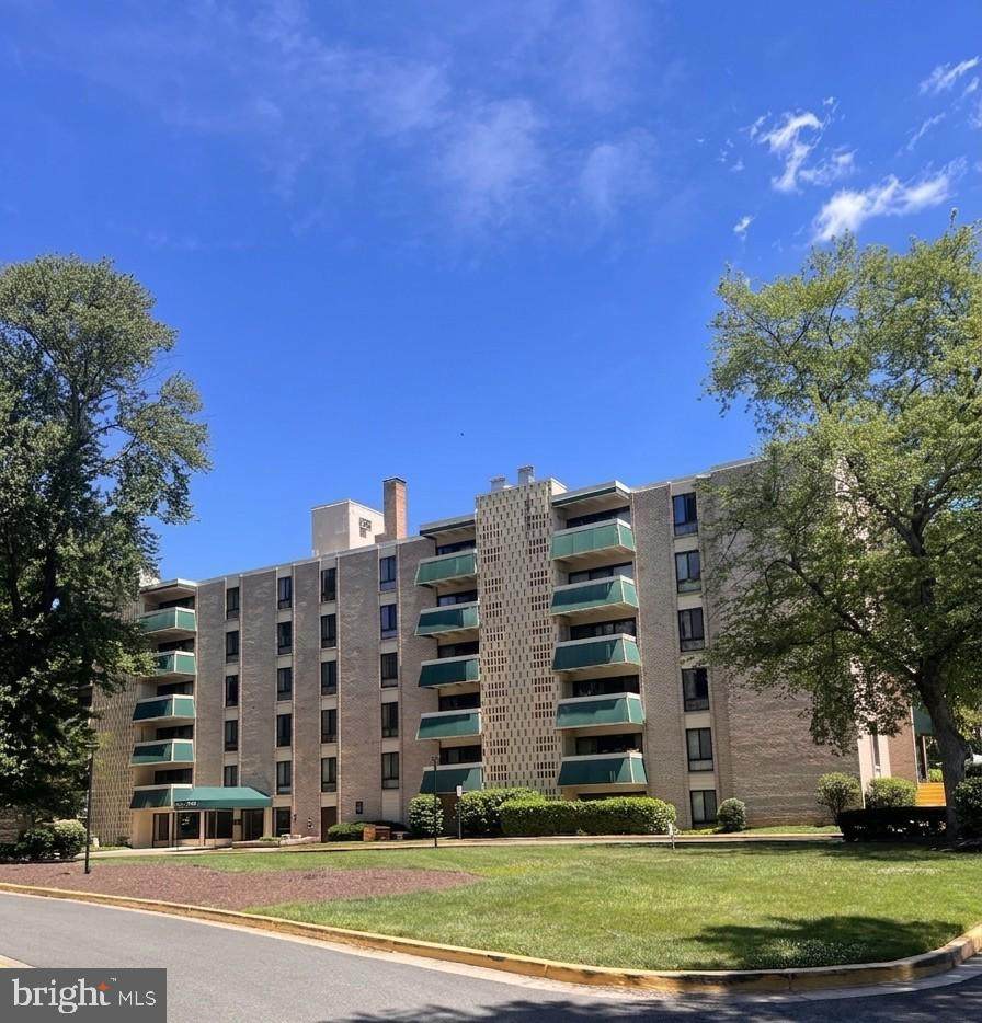 6133 Leesburg Pike - Photo 1