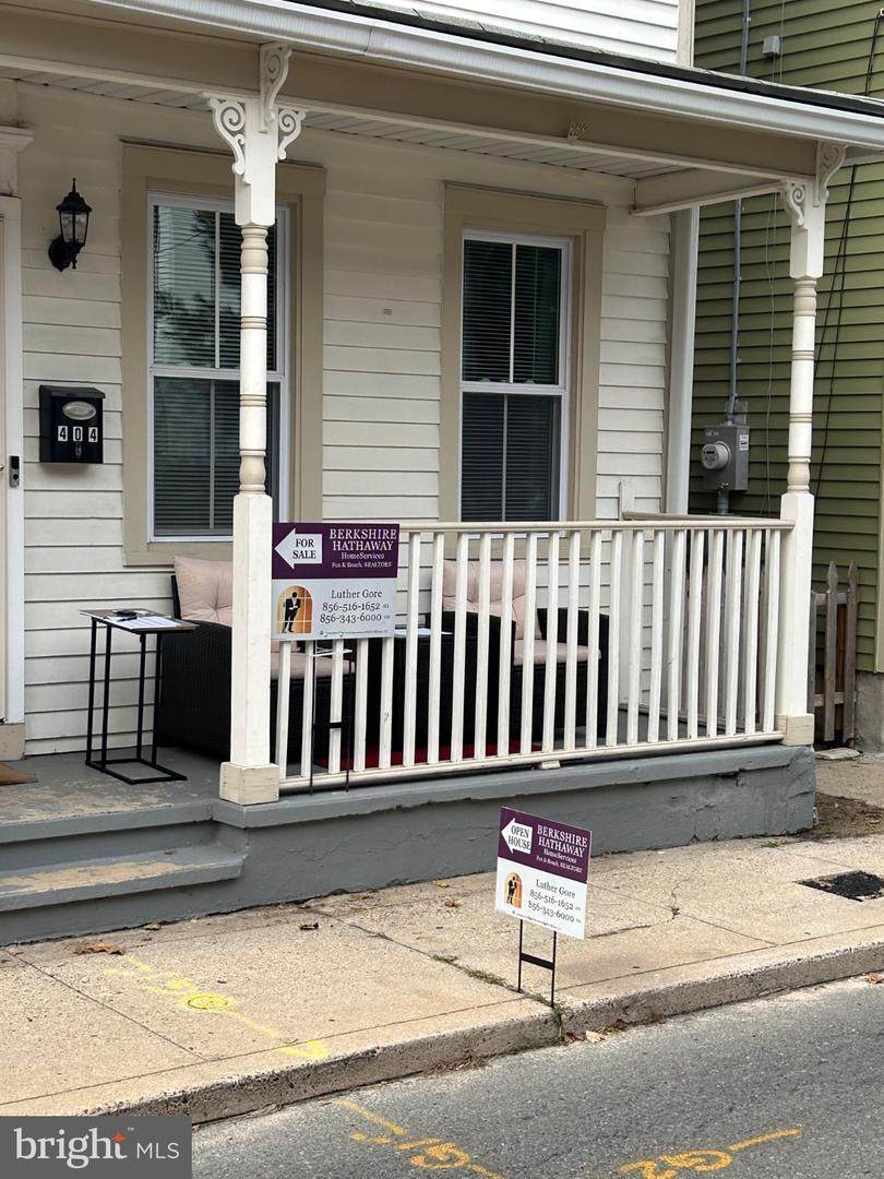 404 Lawrence Street - Photo 1