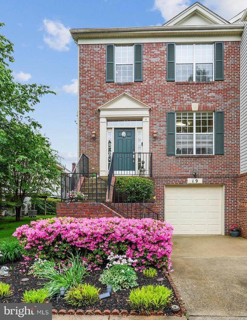 19 Vanderbilt Court - Photo 1