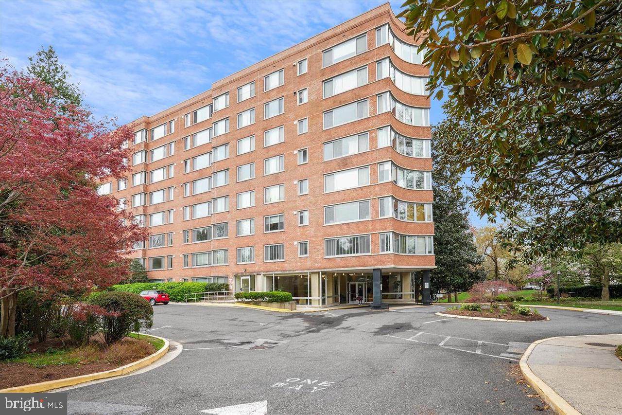 4200 Cathedral Avenue - Photo 1