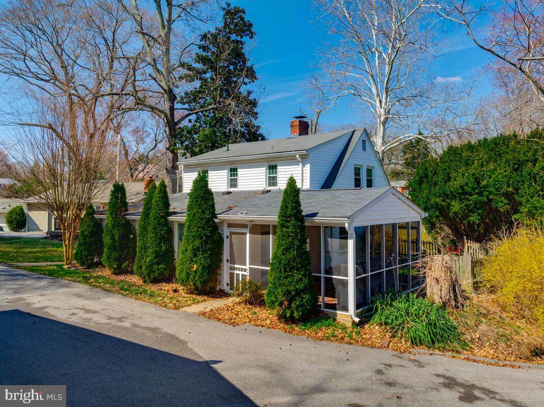 907 Charles Street - Photo 1