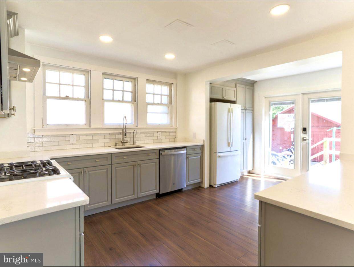 140 Broadway - Photo 1