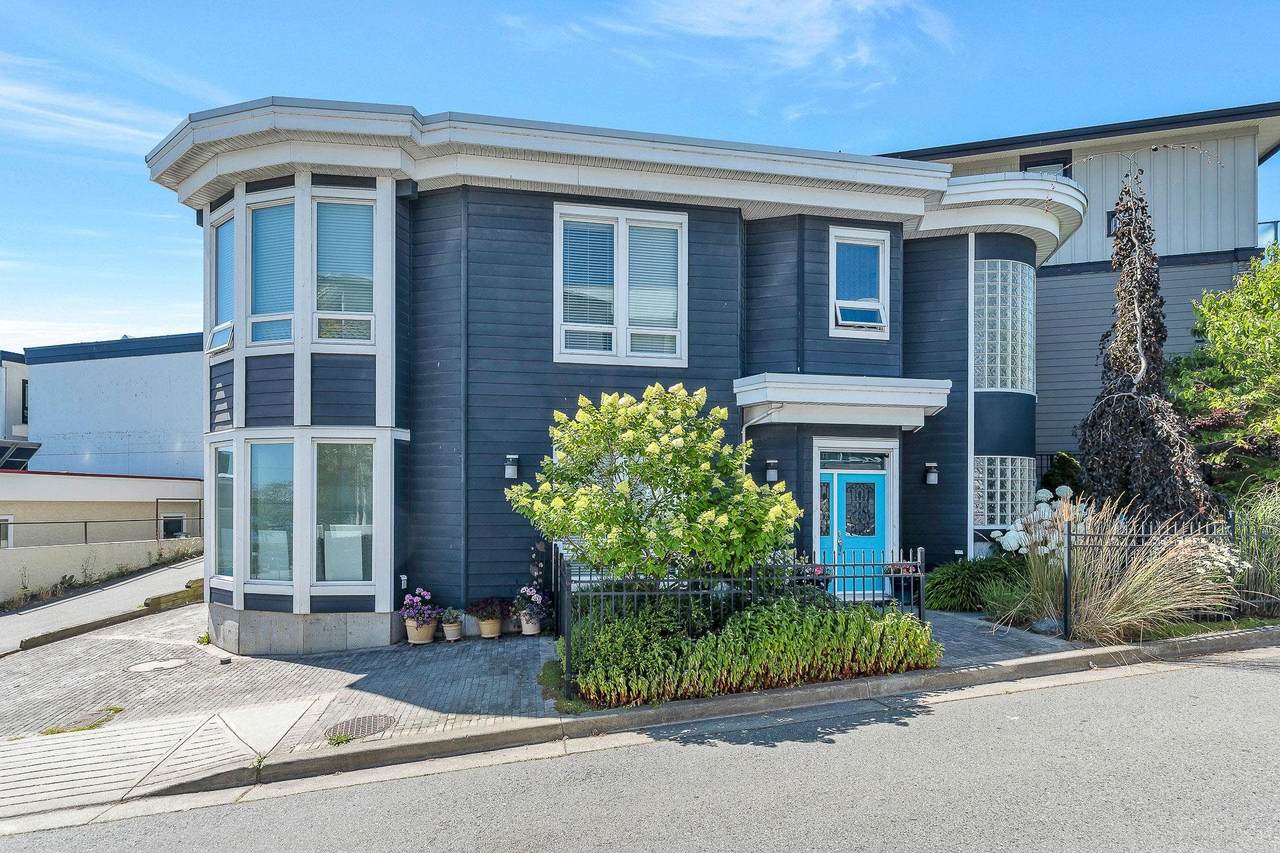 15598 Victoria Avenue - Photo 1