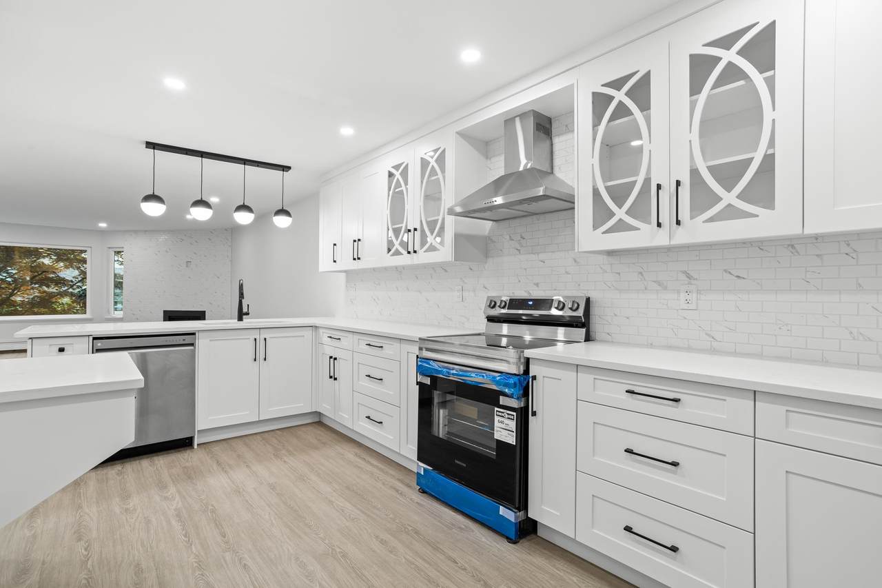 15300 17 Avenue - Photo 1