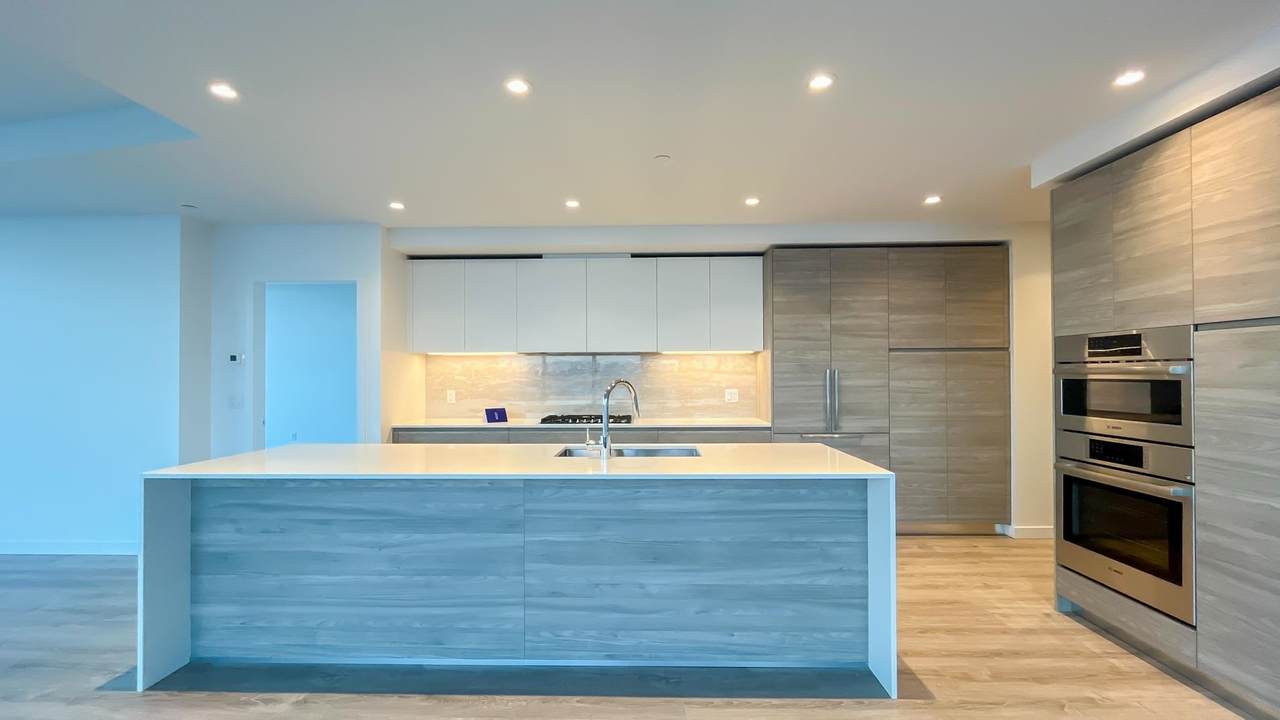 660 Quayside Drive - Photo 1