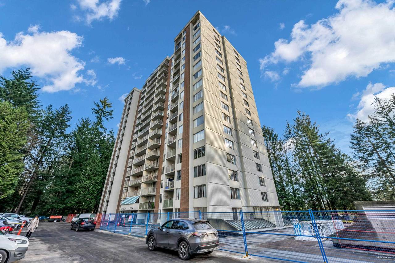 2004 Fullerton Avenue - Photo 1