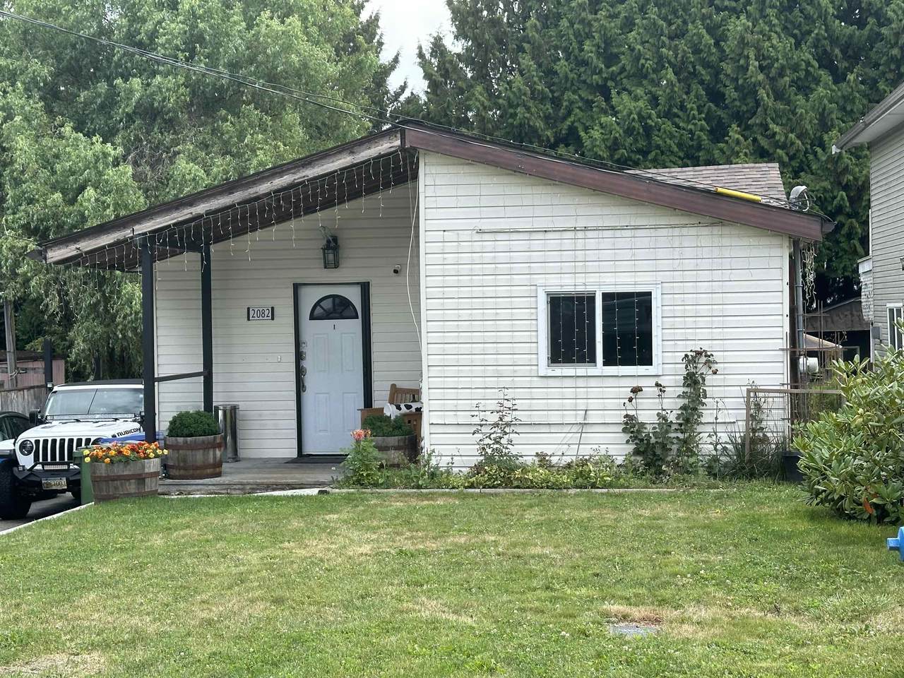 2082 Oakridge Crescent - Photo 1