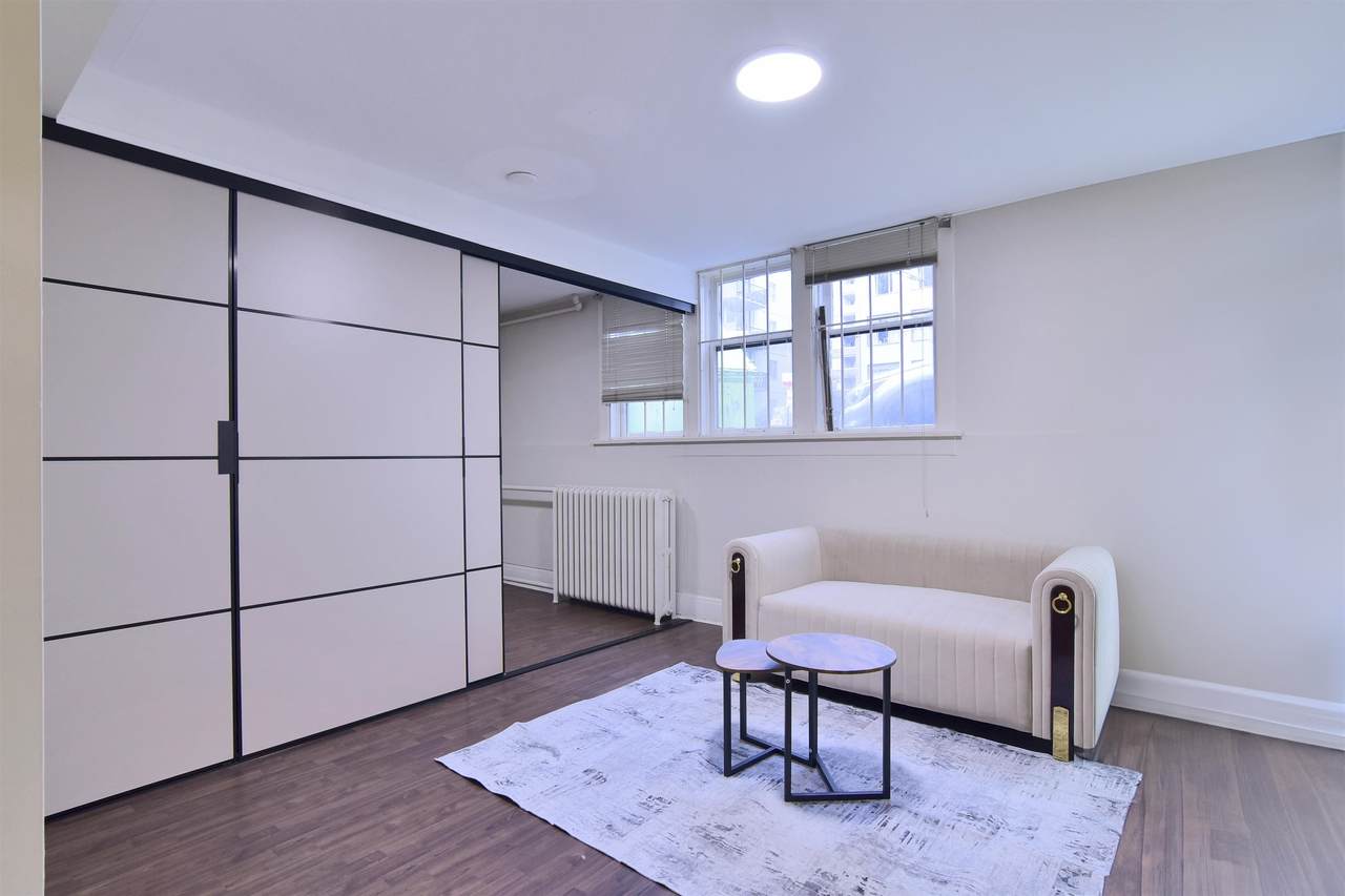 935 Jervis Street - Photo 1