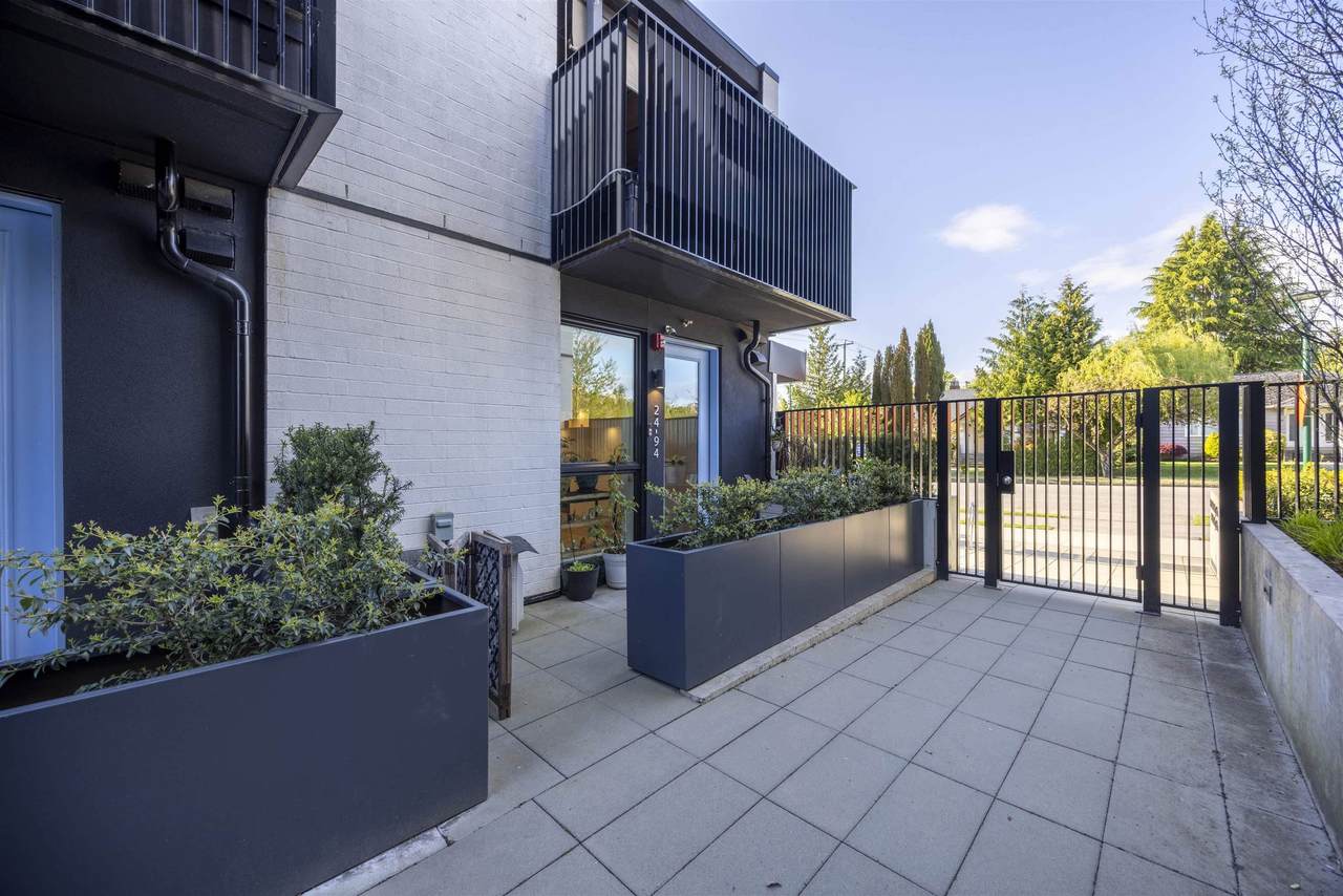 94 King Edward Avenue - Photo 1