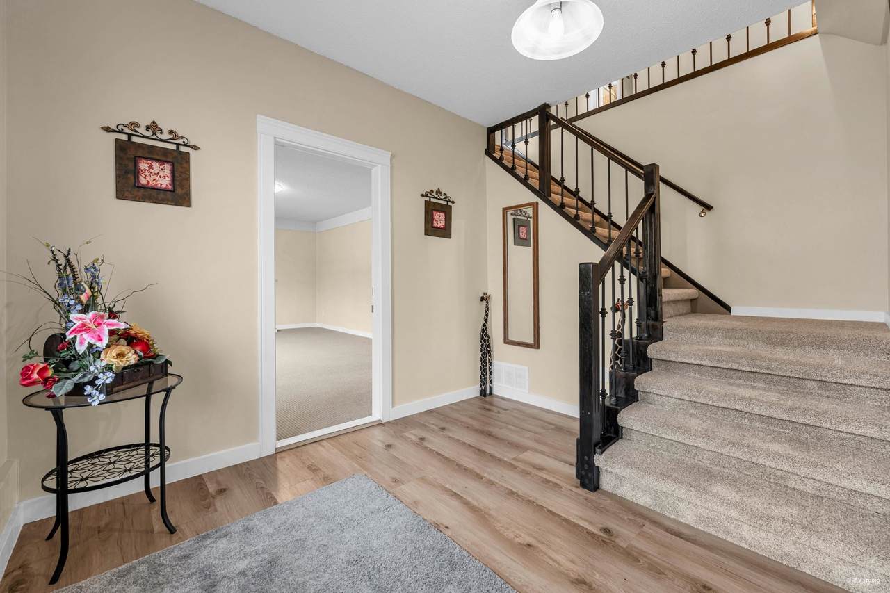 5270 9A Avenue - Photo 1