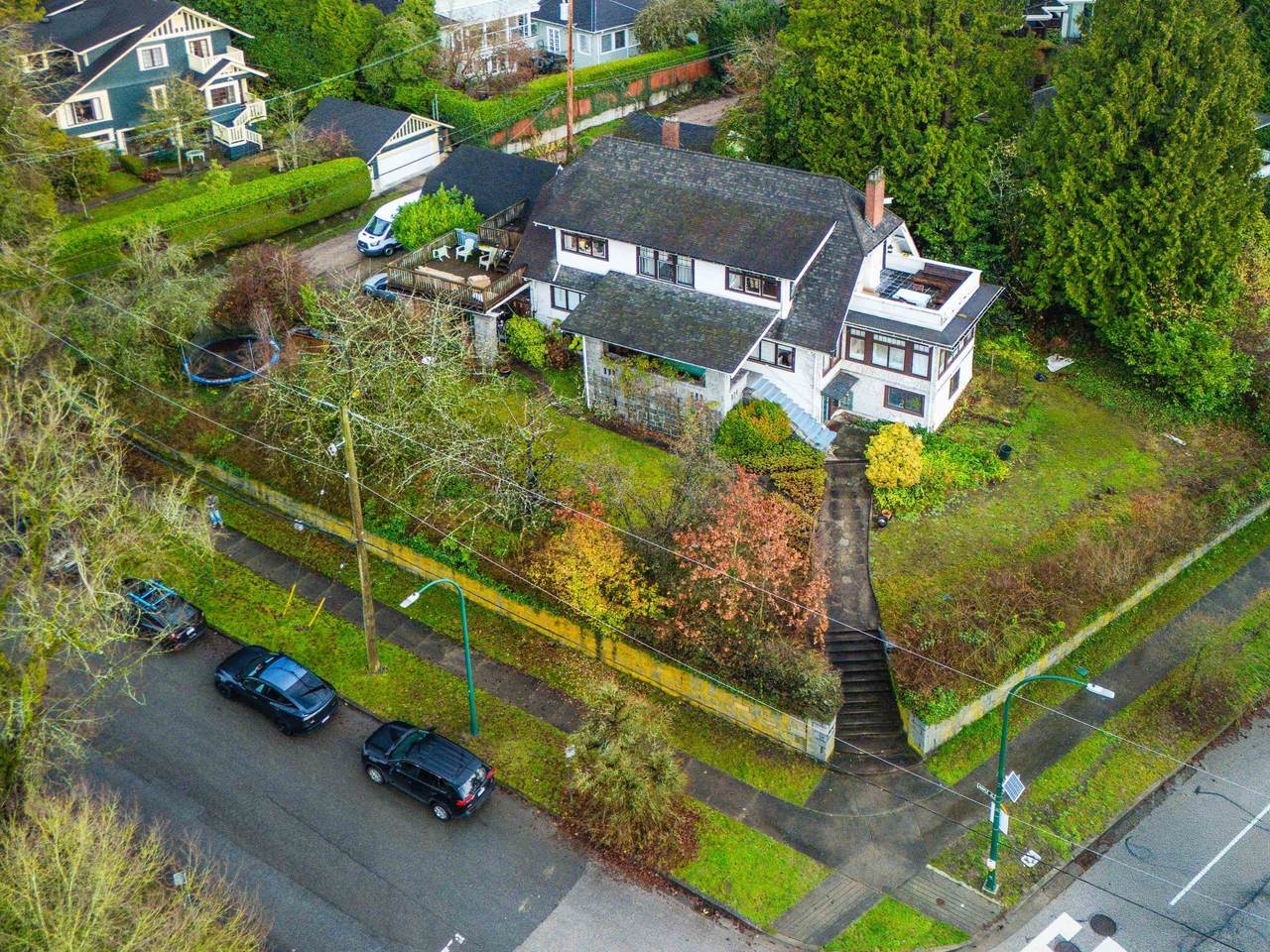 1989 King Edward Avenue - Photo 1