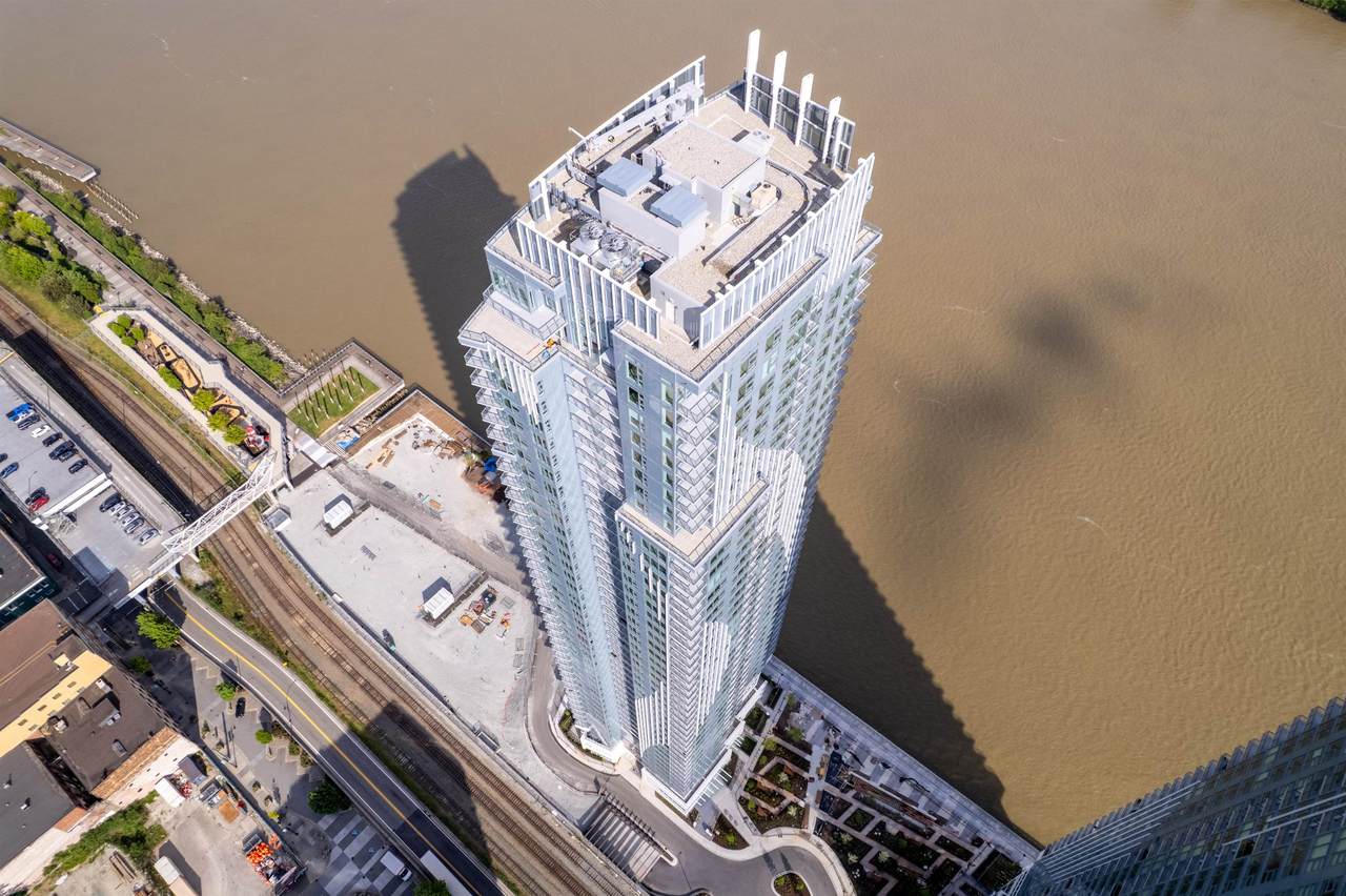 660 Quayside Drive - Photo 1