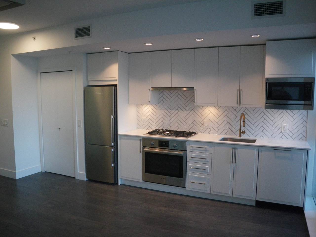 2435 Kingsway - Photo 1